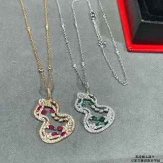 Collier avec pendentif de forme de gourde en or et argent pavé-set avec pierres blanches