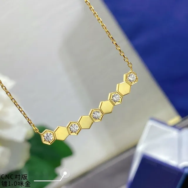 Collier pendentif barre enlacée hexagonale en or et argent pave-set avec pierres claires 4