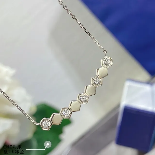 Collier pendentif barre enlacée hexagonale en or et argent pave-set avec pierres claires 5