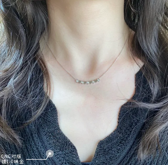 Collier pendentif barre enlacée hexagonale en or et argent pave-set avec pierres claires 9