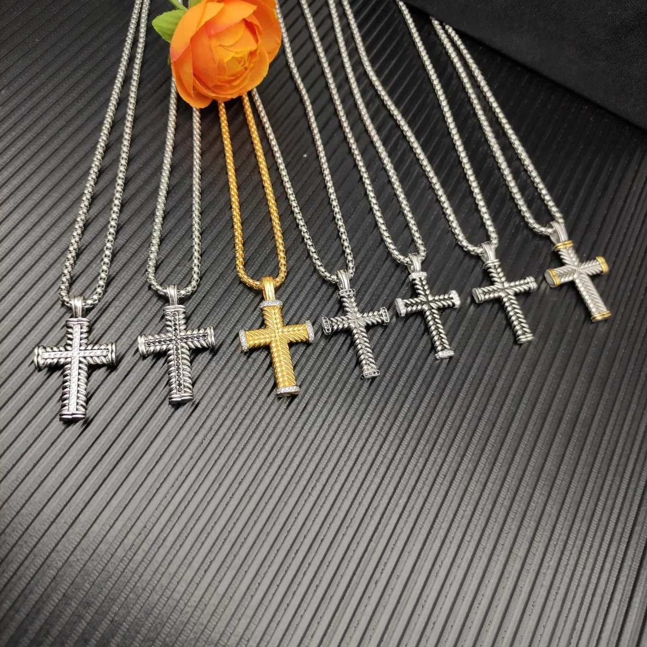 Collier en or et argent avec croix texturée en corde, terminaux Pavé-Set de diamants 2