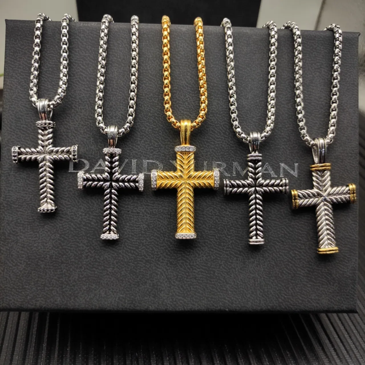 Collier en or et argent avec croix texturée en corde, terminaux Pavé-Set de diamants 3