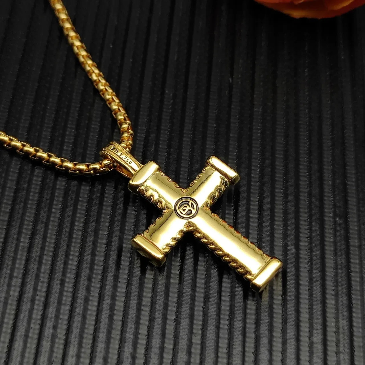 Collier en or et argent avec croix texturée en corde, terminaux Pavé-Set de diamants 4