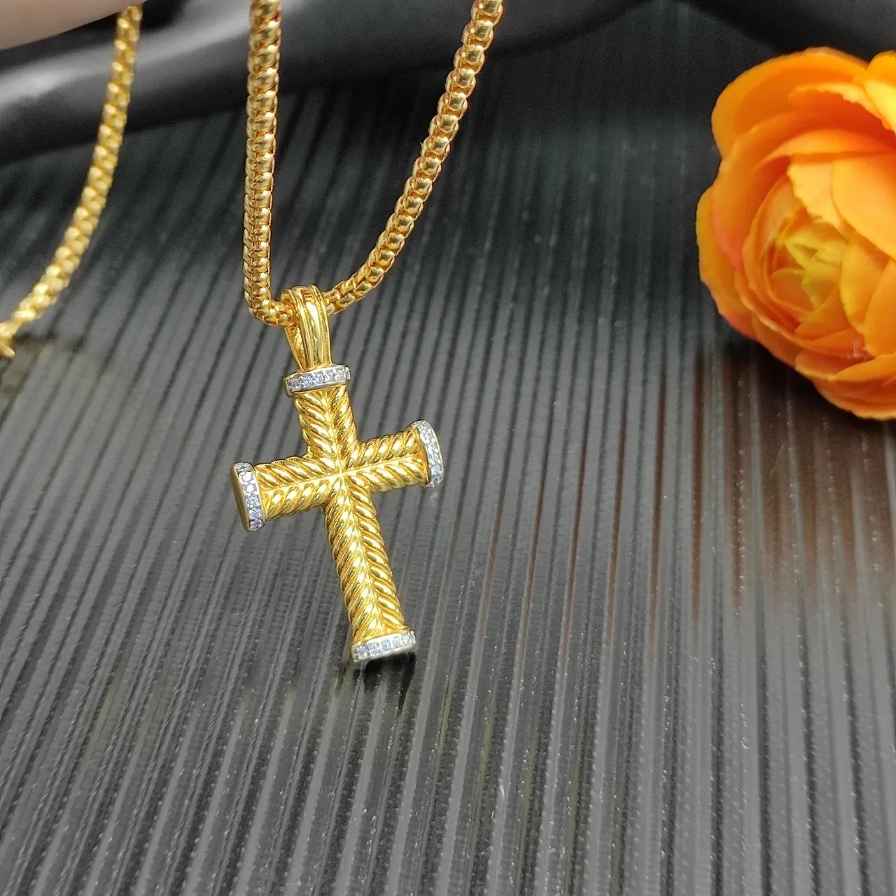 Collier en or et argent avec croix texturée en corde, terminaux Pavé-Set de diamants 5