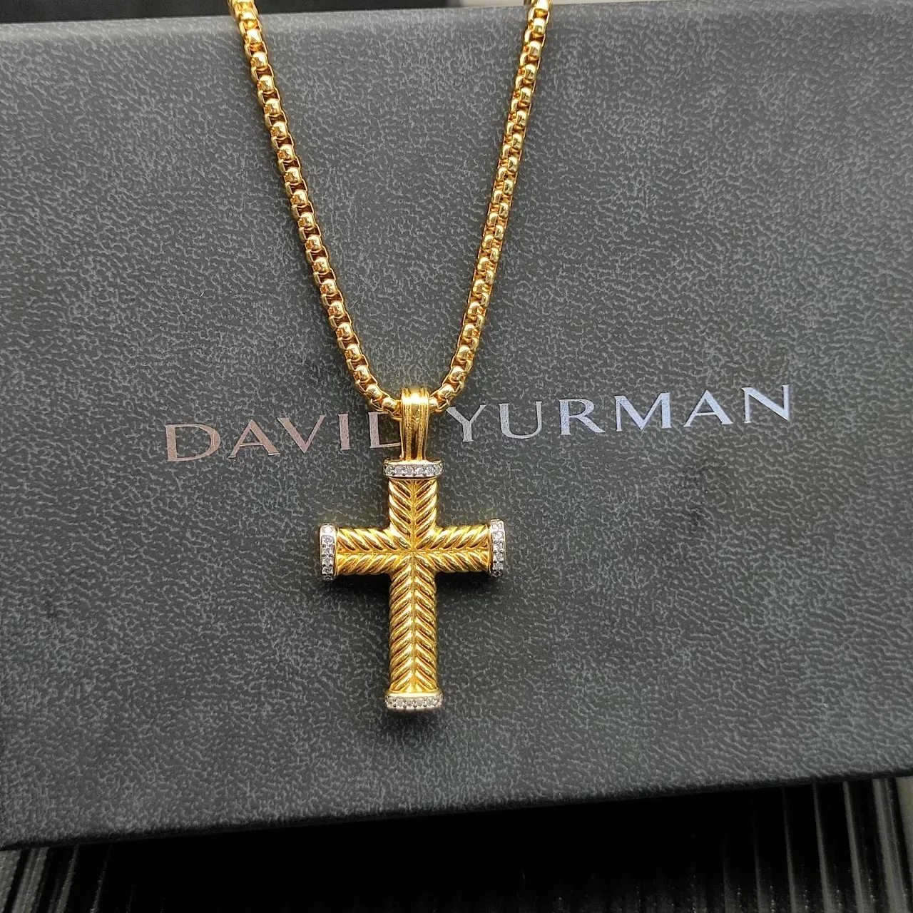Collier en or et argent avec croix texturée en corde, terminaux Pavé-Set de diamants 6