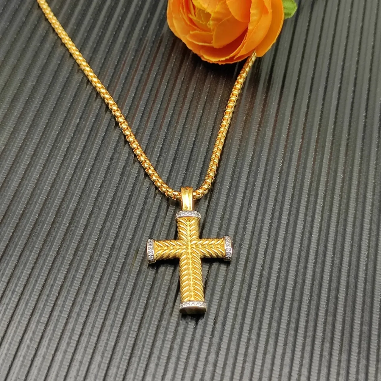 Collier en or et argent avec croix texturée en corde, terminaux Pavé-Set de diamants 7