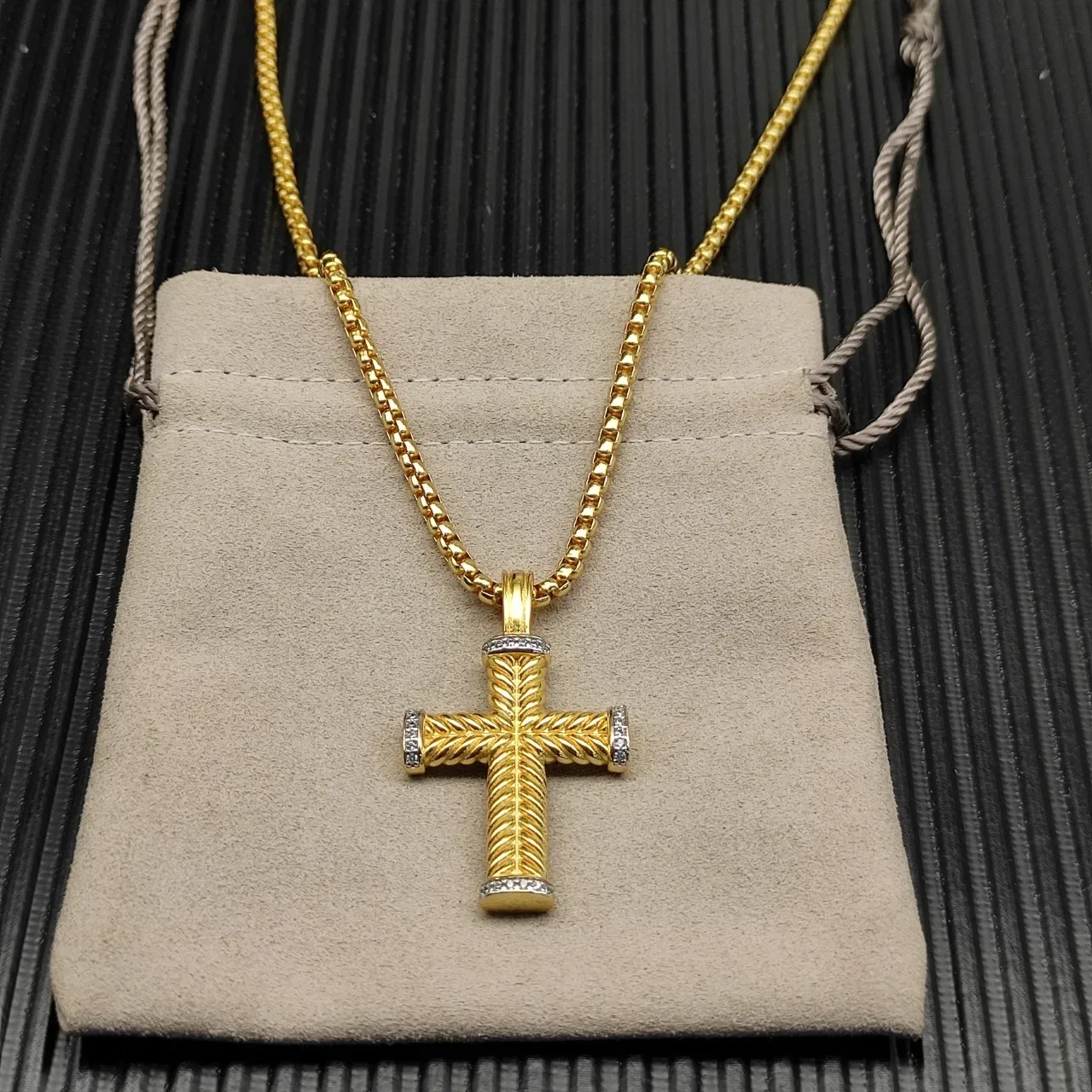 Collier en or et argent avec croix texturée en corde, terminaux Pavé-Set de diamants 8
