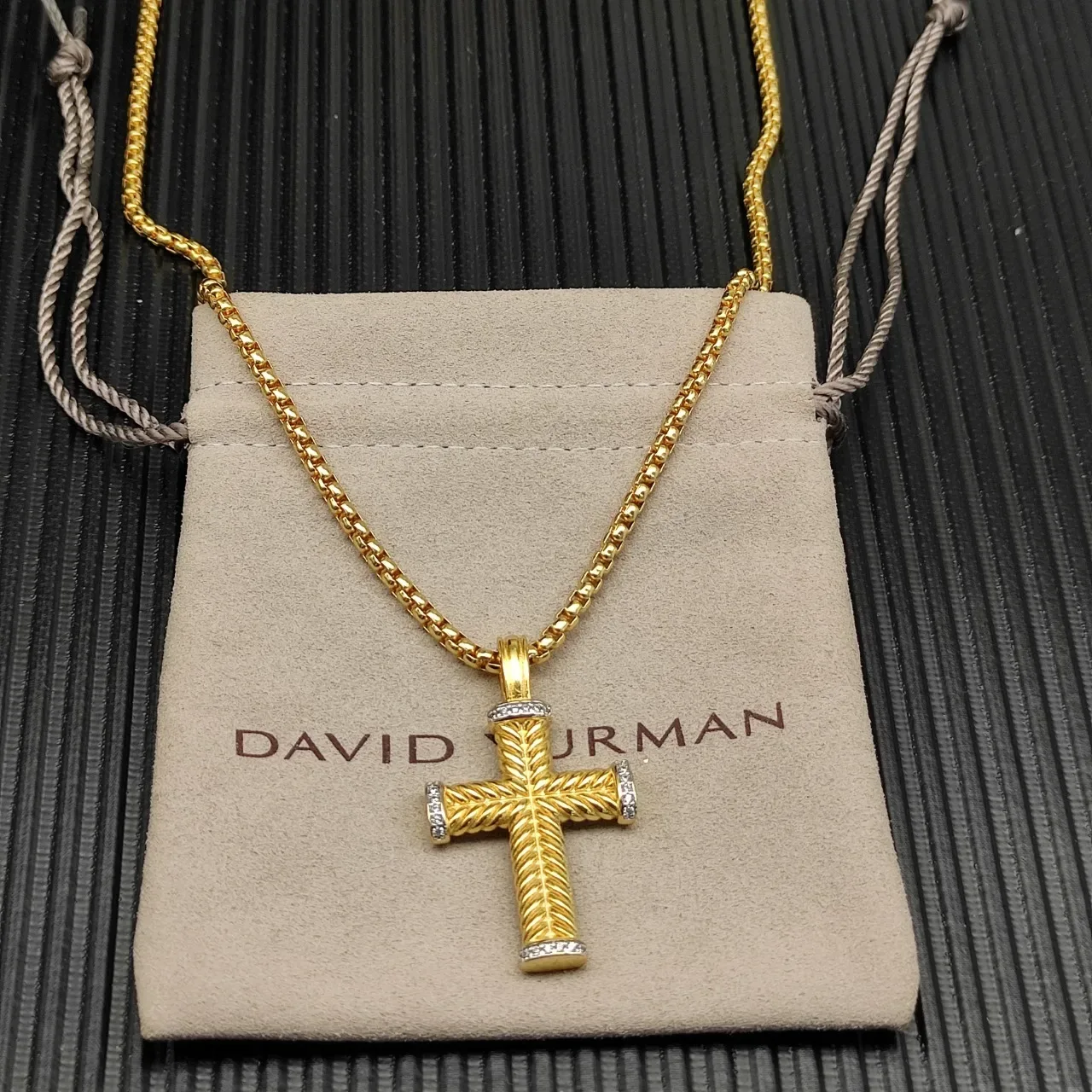 Collier en or et argent avec croix texturée en corde, terminaux Pavé-Set de diamants 9