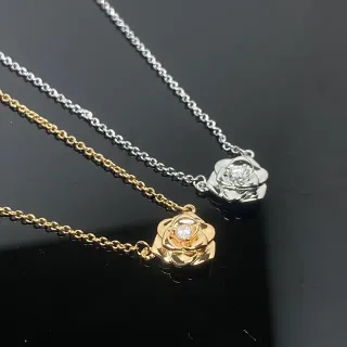 Collier avec pendentif en or et argent en forme de rose avec pierre ronde centrale