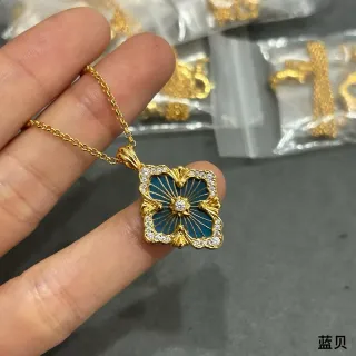 Collier pendentif trèfle émaillé bleu ton doré