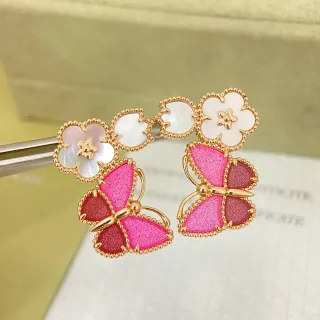 Brincos de tom dourado com borboleta e motivo de flor esmaltados em rosa e vermelho