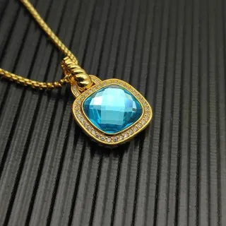 Collier pendentif en or ton avec pierre bleue de coupe coussin et halo pavé