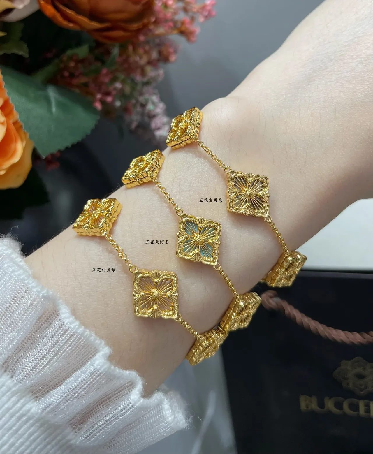 Bracelet Motif Floral Cinq Tons Dorés avec Inlay Blanc 5