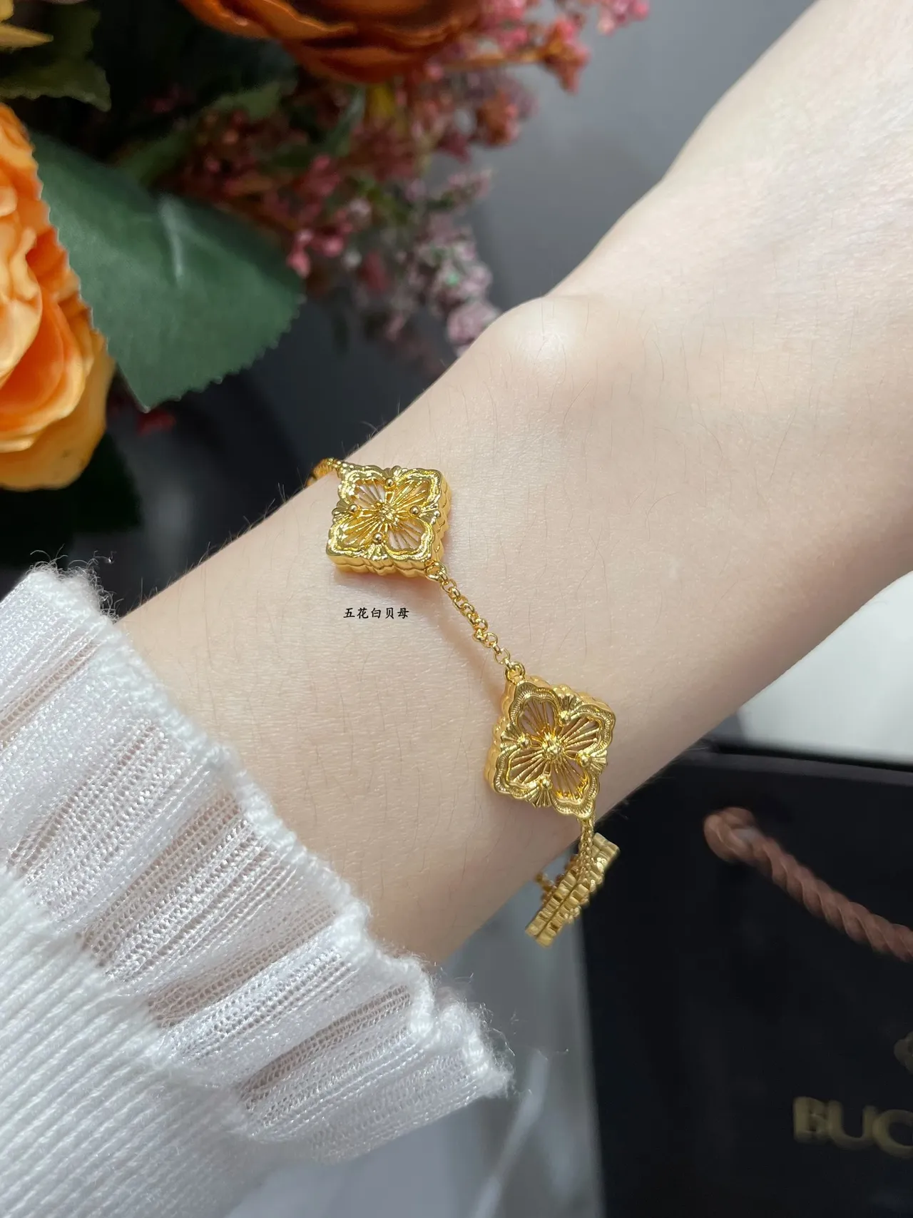 Bracelet Motif Floral Cinq Tons Dorés avec Inlay Blanc 9