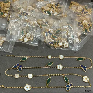 سوارات ذهبية بزخارف الزهور والأوراق المينا
