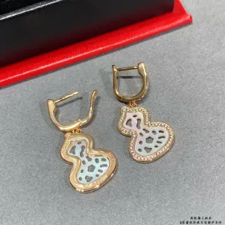 Brincos de tom dourado em forma de cabaça aberta com mãe-perola e Pavé de cristal