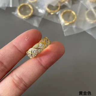সোনালি টোন কুইল্টেড জ্যোমেট্রিক পাভে রিং