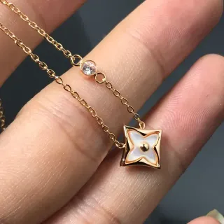 Collier carré or doré à quatrefoil en inlay de mère de perle