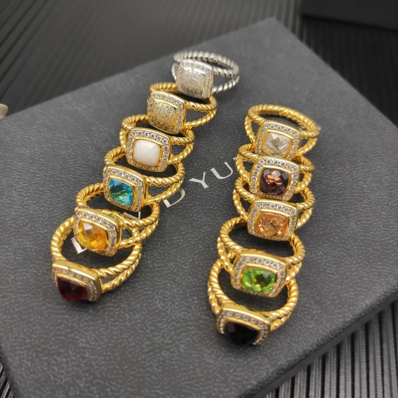 Anneaux de ton doré empilables avec gemmes de coupe cushion, pavé, halo et rope-twist 8