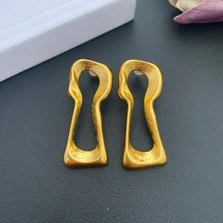 Brincos de silhueta texturizada com furo de chave em tom dourado
