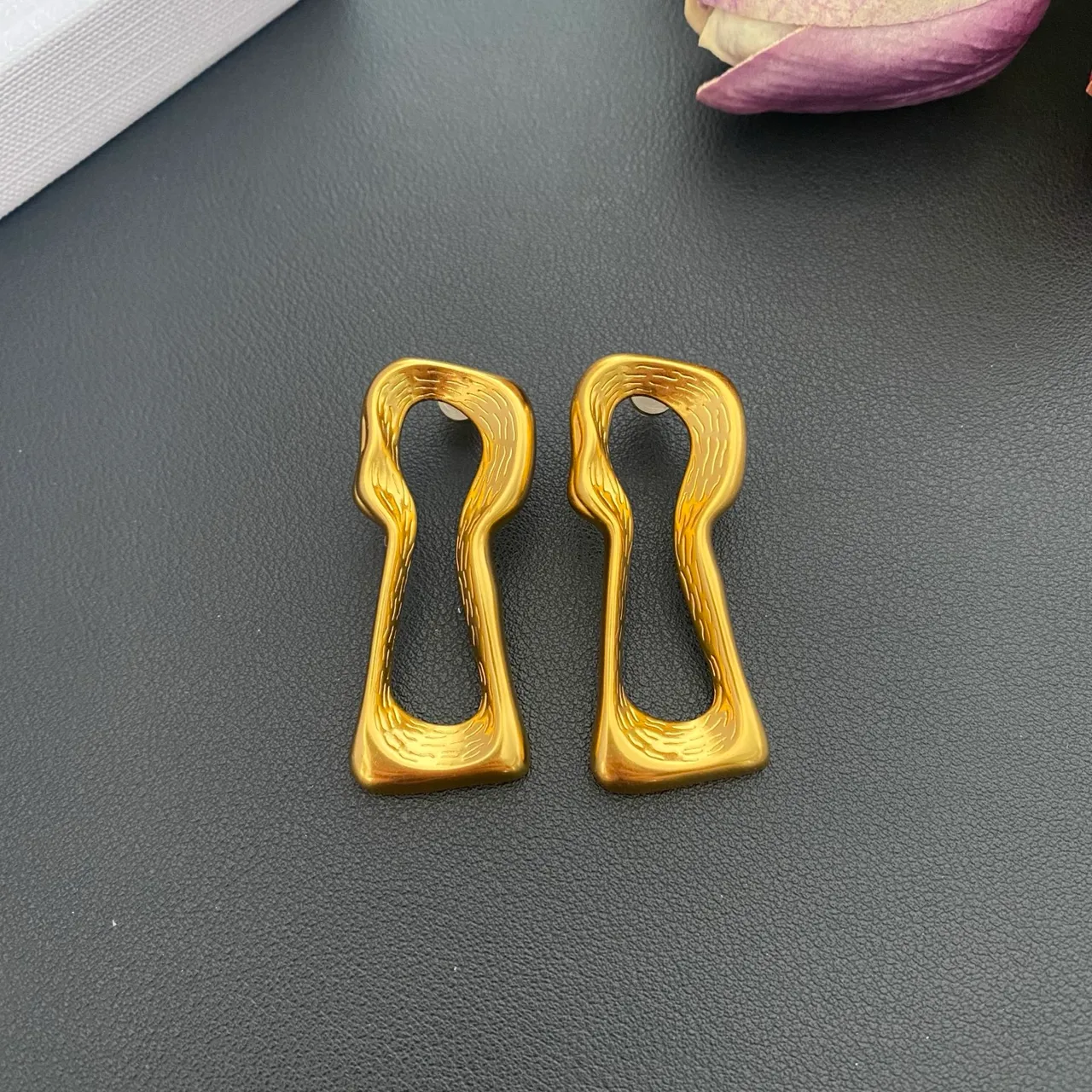 Gold-Tone Textured Keyhole Silhouette Earrings 5