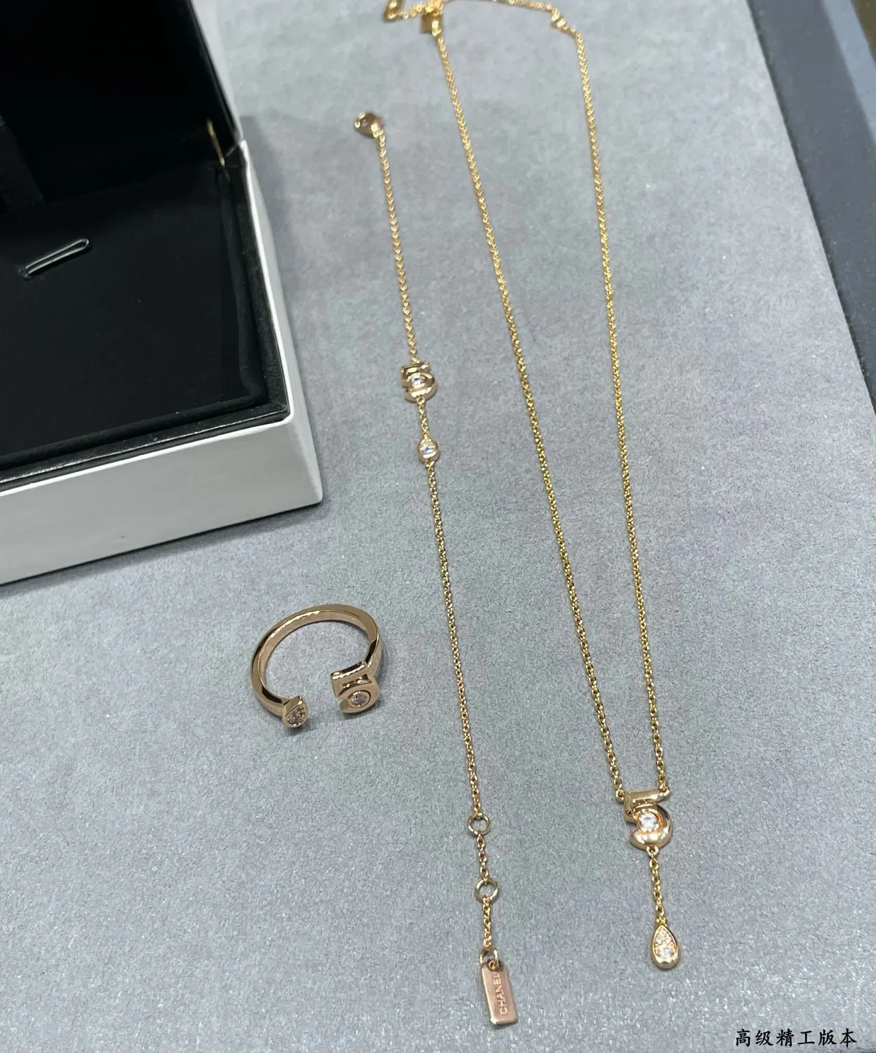 Collier avec pendentif en forme de larme et nœud tordu doré 2