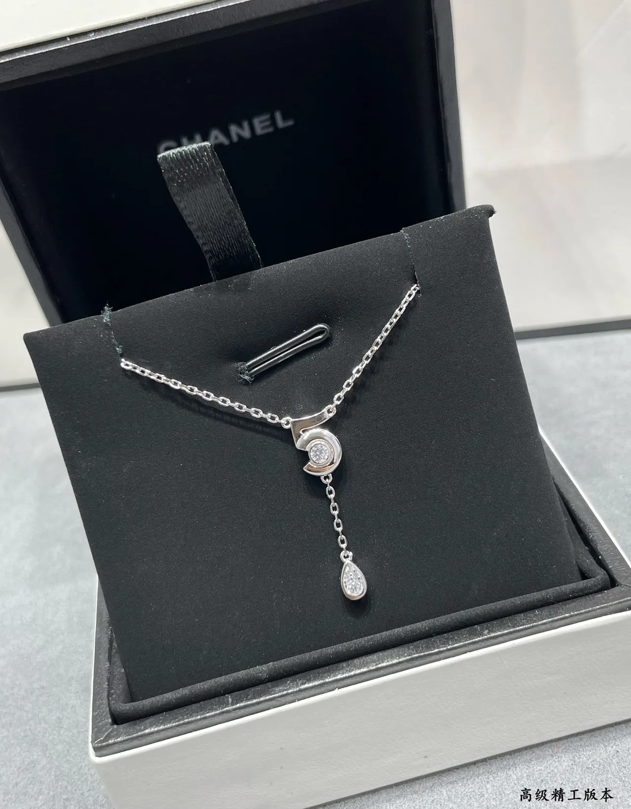 Collier avec pendentif en forme de larme et nœud tordu doré 4