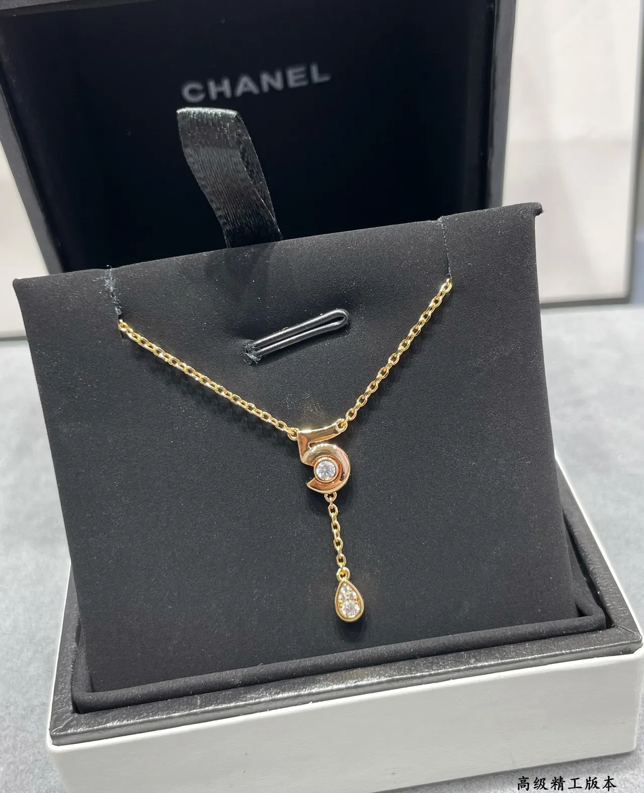 Collier avec pendentif en forme de larme et nœud tordu doré 5