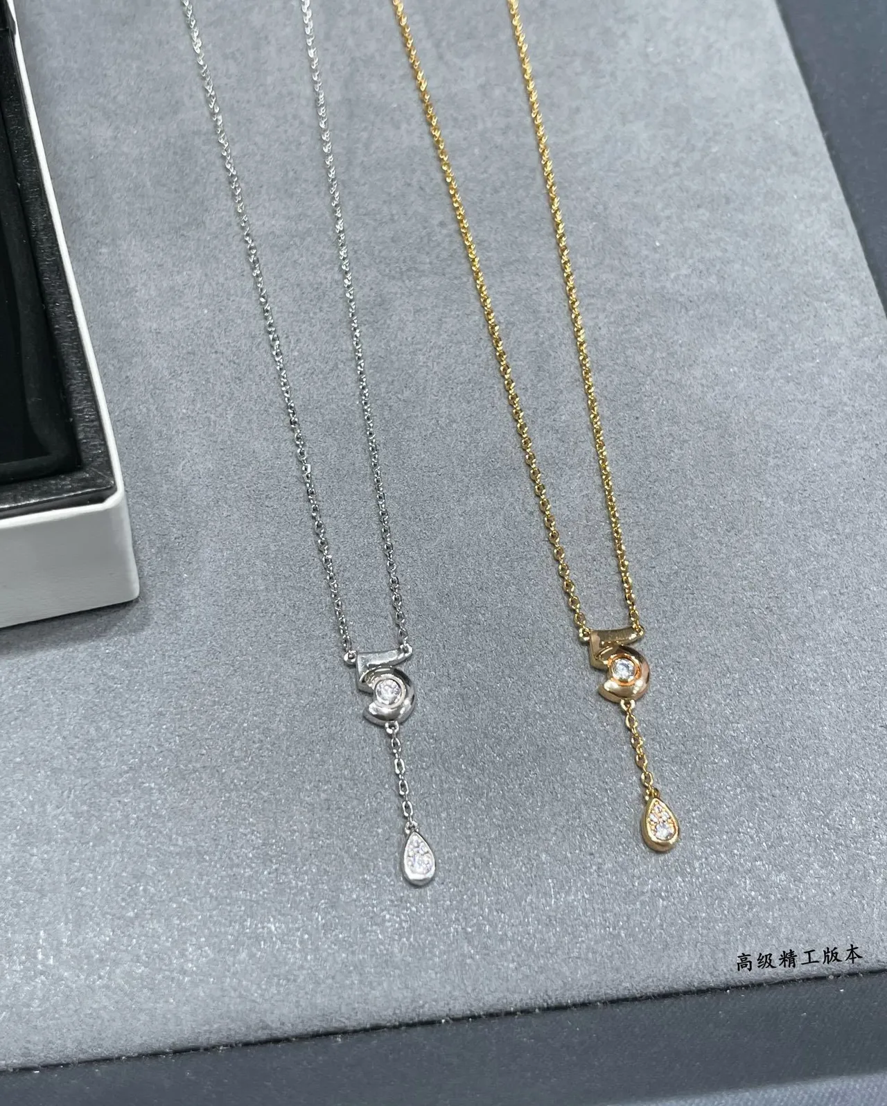 Collier avec pendentif en forme de larme et nœud tordu doré 6