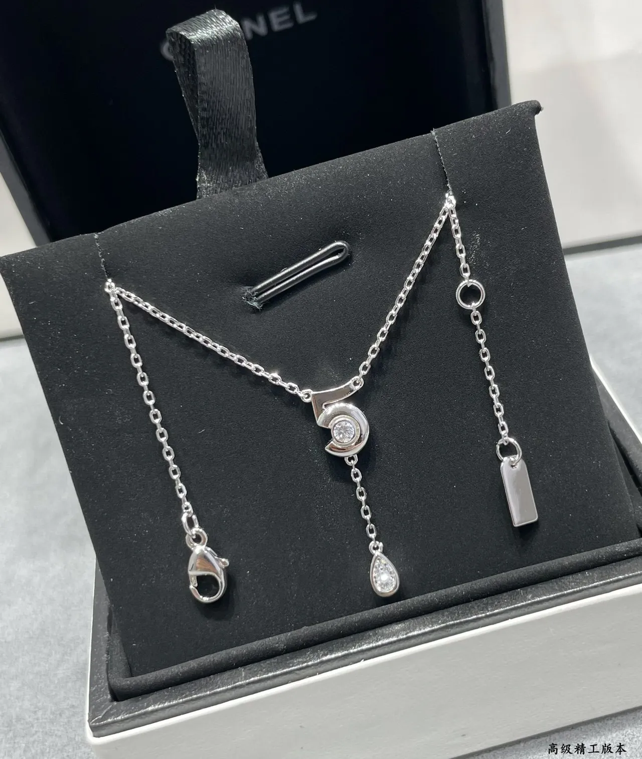Collier avec pendentif en forme de larme et nœud tordu doré 7