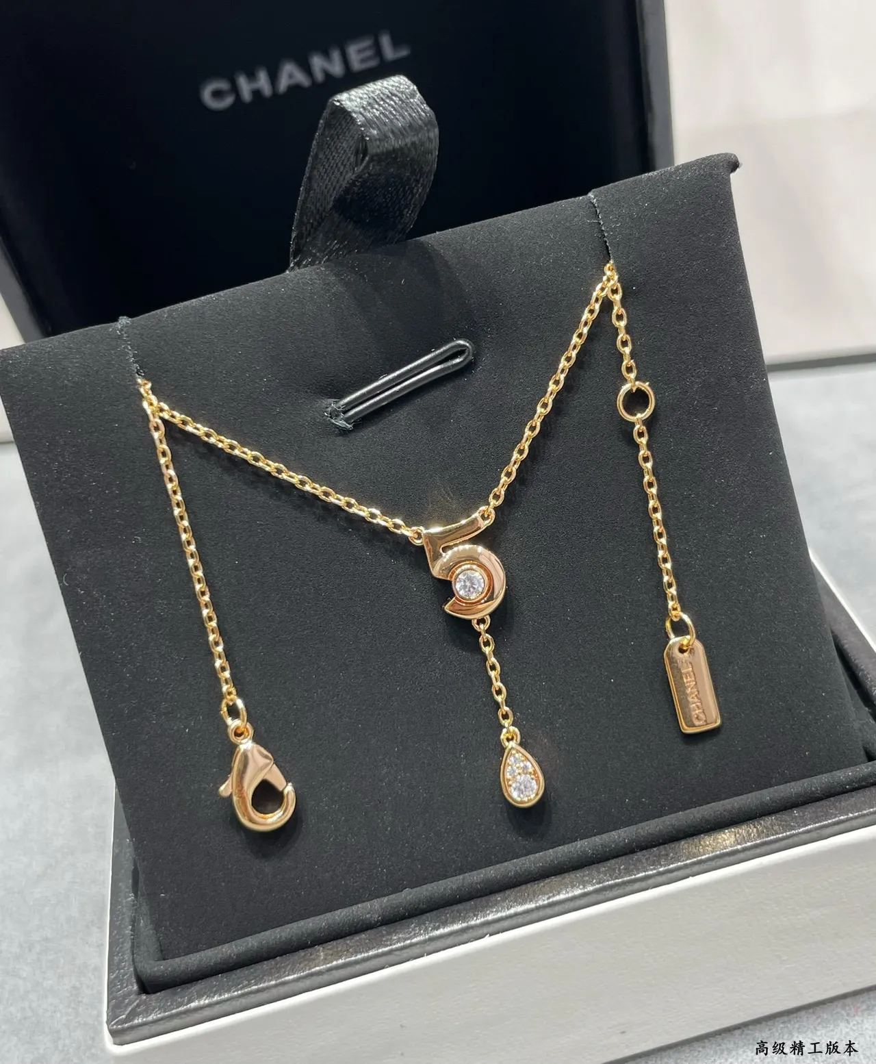 Collier avec pendentif en forme de larme et nœud tordu doré 8