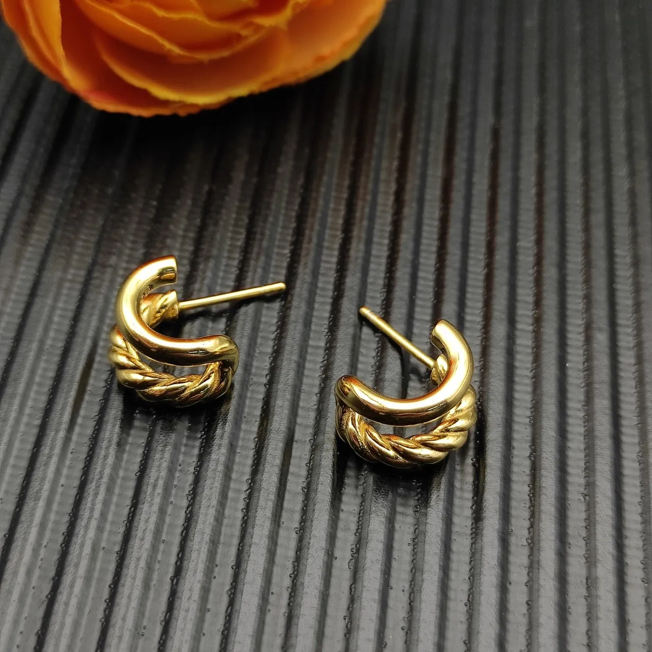 Gold Twisted Rope Motif Hinged Hoop Design Earrings 4
