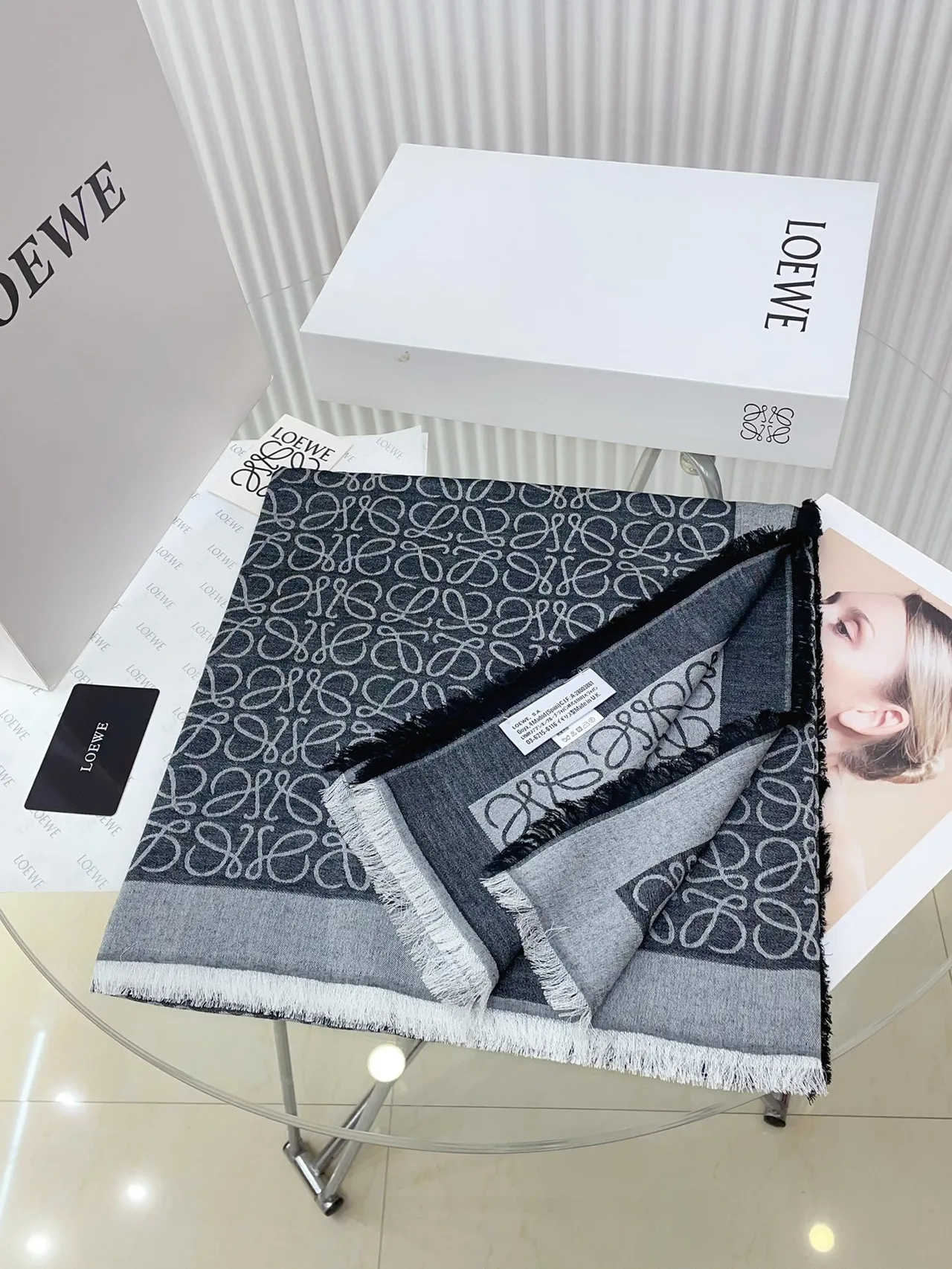 Écharpe grise blanche imprimée monogramme, bords frangés 5
