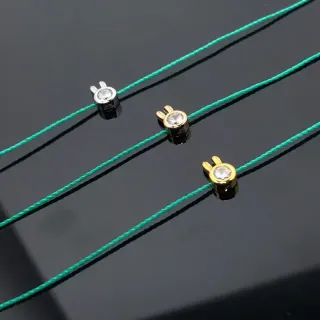 Collier Vert et Or avec Charme Oreilles de Lapin et Centre de Cristal Faceté