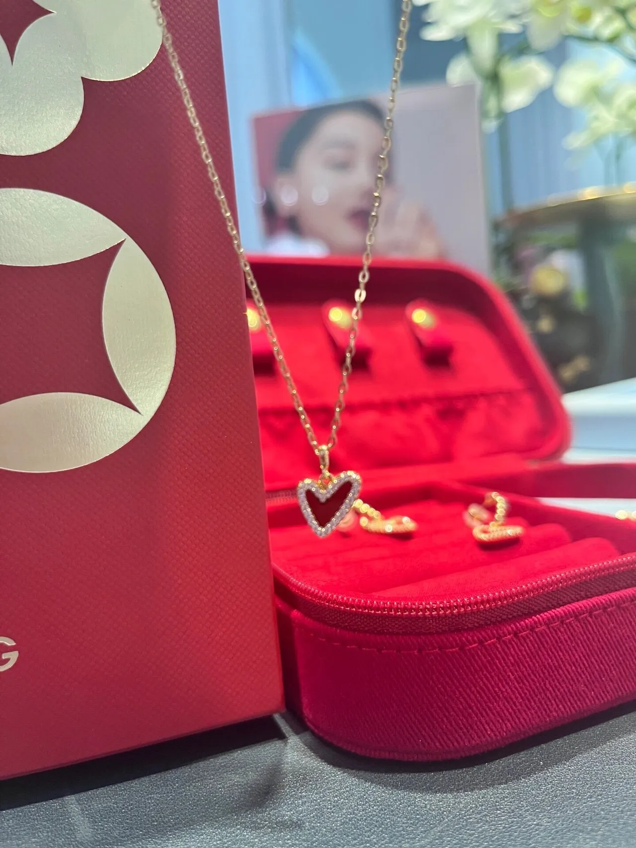 HEFANG Collier en or rouge avec pendentif en forme de cœur émaillé au centre 3