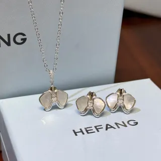 HEFANG রুপালী সাদা তিতলি আকারের মাদার-অফ-পার্ল জড়ানো হার