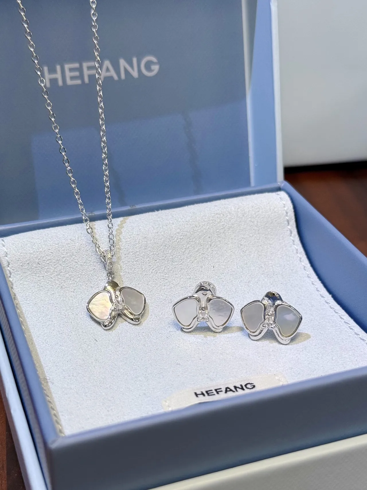 HEFANG Silver White Butterfly-Shaped Pendant Mother-of-Pearl Inlay Necklace 4