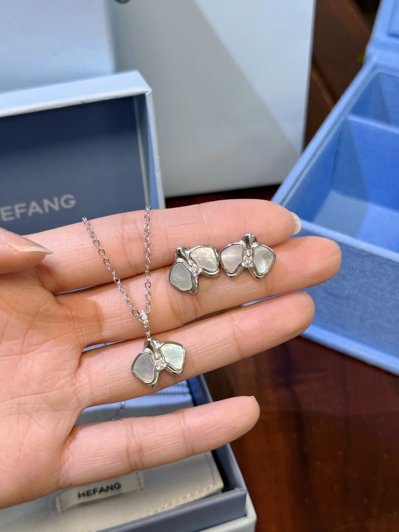 HEFANG Silver White Butterfly-Shaped Pendant Mother-of-Pearl Inlay Necklace 5