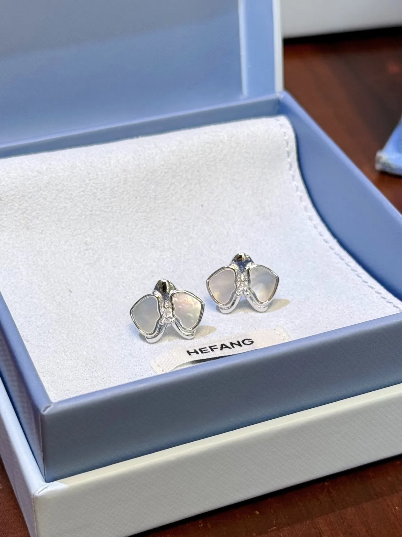 HEFANG Silver White Butterfly-Shaped Pendant Mother-of-Pearl Inlay Necklace 9