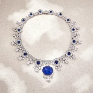 Collier de Haute Joaillerie avec Cabochon de Saphir et Motif Floral en Diamants Pavé