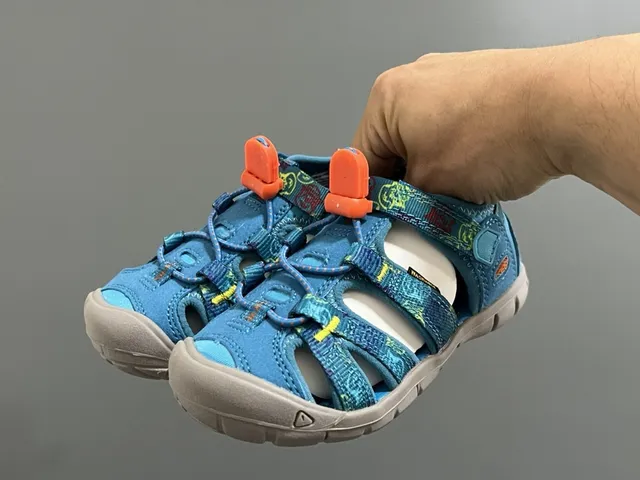KEEN Newport Jr. 黑色和白色休闲凉鞋 12