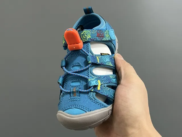 KEEN Newport Jr. 黑色和白色休闲凉鞋 13