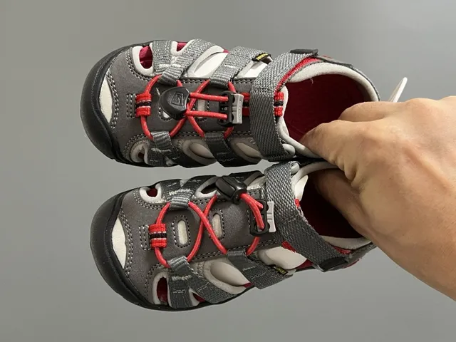 KEEN Newport Jr. 黑色和白色休闲凉鞋 20