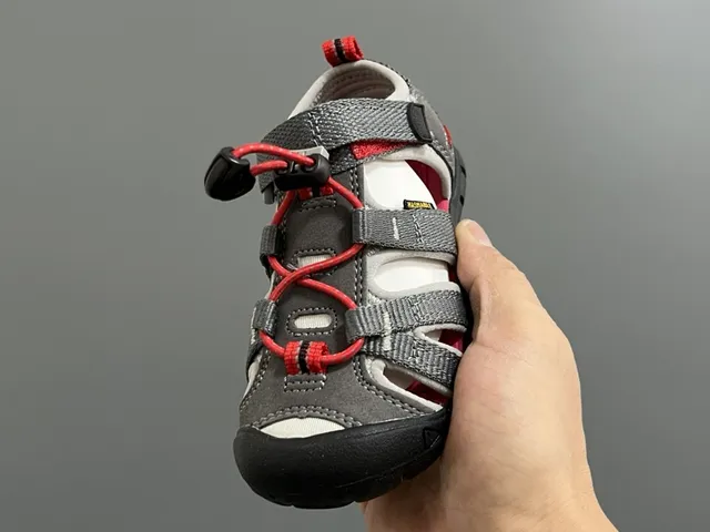 KEEN Newport Jr. 黑色和白色休闲凉鞋 22