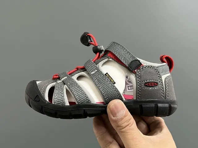 KEEN Newport Jr. 黑色和白色休闲凉鞋 23