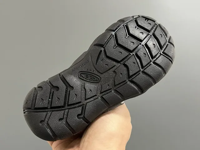 KEEN Newport Jr. 黑色和白色休闲凉鞋 24