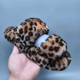 Chinelos de pele sintética com estampado de leopardo, abertos nas costas, peludos