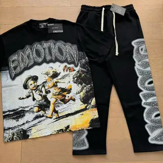 Camiseta negra MIAED con estampado gráfico Emotion y pedrería