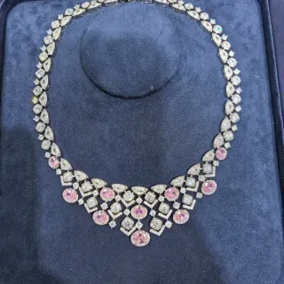 Collier de pierres multiples pavé géométrique V-Bib