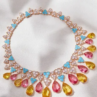 Collier avec motif floral multicolore et pendentifs en forme de poire en gemmes